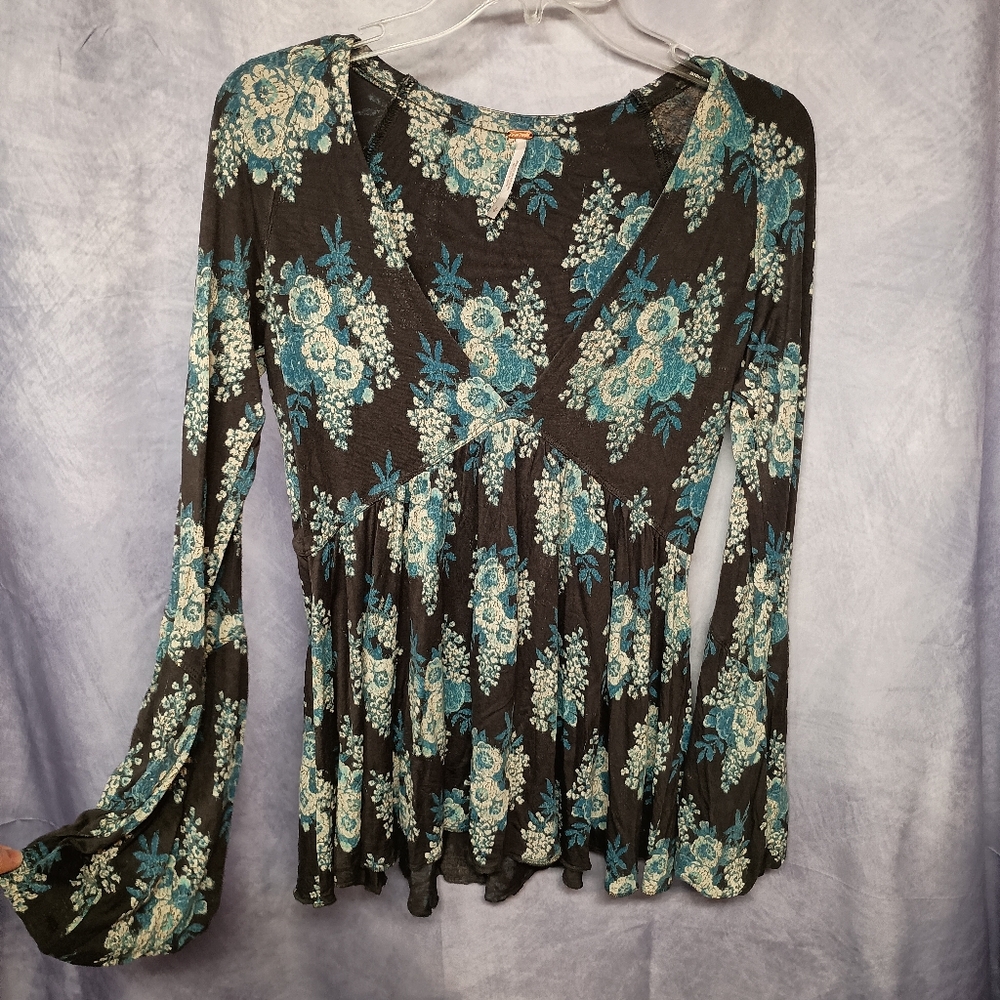 Free People Speak Easy Blue Floral Bell Sleeve Boho‎ V-neck Blouse